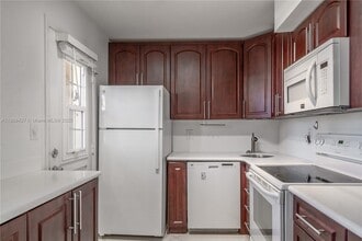 2999 Point E Dr in Aventura, FL - Building Photo - Building Photo