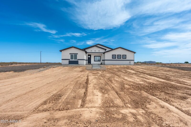 38167 W San Juan Ave in Tonopah, AZ - Foto de edificio