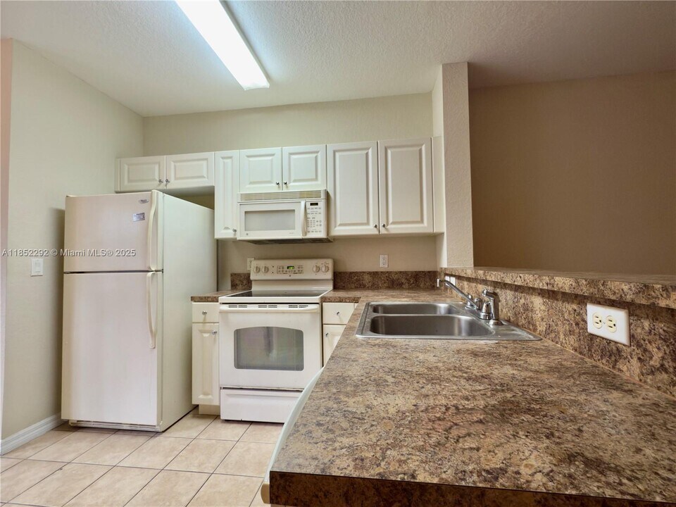 1904 Alamanda Way in Riviera Beach, FL - Building Photo