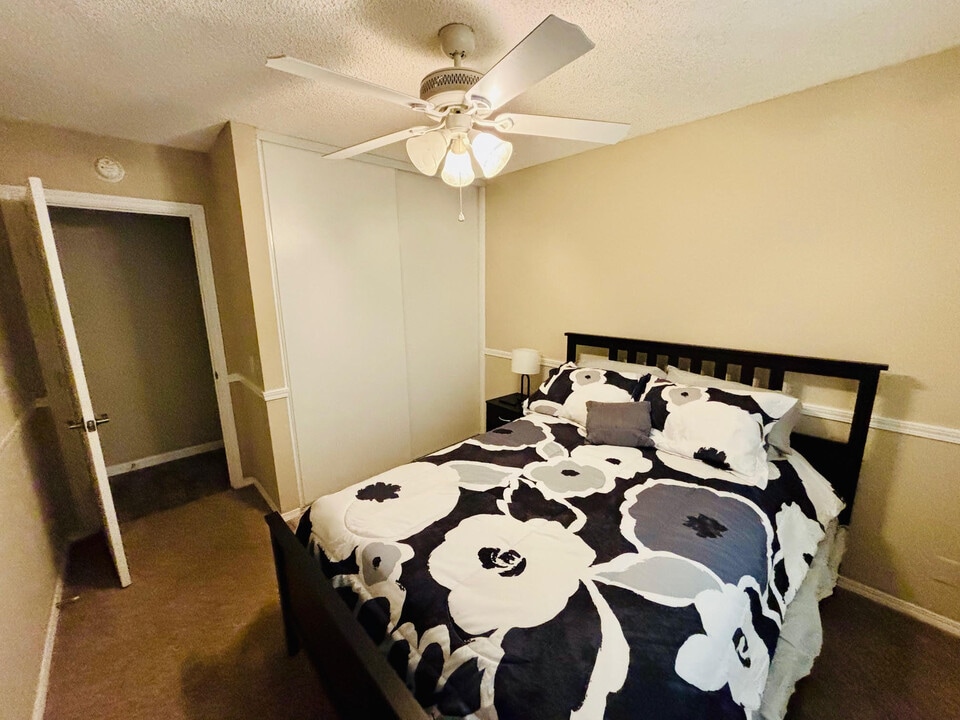 2817 W Ave L 4 in Lancaster, CA - Building Photo