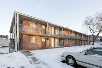 Eagle Point Manor in Rock Island, IL - Building Photo - Building Photo