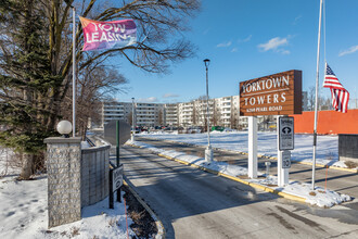 Yorktown Towers in Parma Heights, OH - Foto de edificio - Building Photo