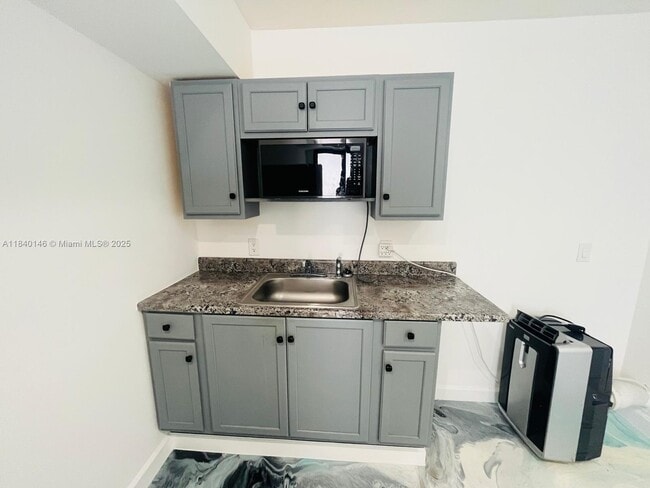 17615 NW 85th Ave in Hialeah, FL - Building Photo - Building Photo