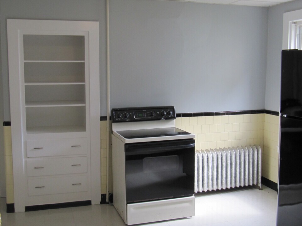 2 Sturgis St in Worcester, MA - Building Photo