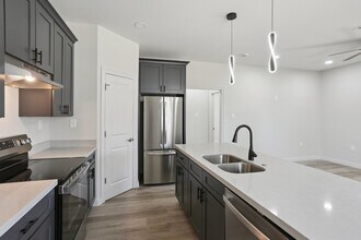 32 Ashton Cox Dr in Gretna, LA - Foto de edificio - Building Photo