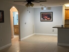 7405 Vista Way, Unit 102 in Bradenton, FL - Building Photo