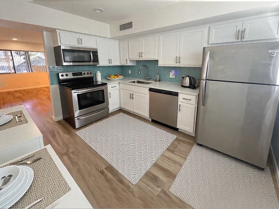 749 E Montebello Ave, Unit 130 in Phoenix, AZ - Foto de edificio
