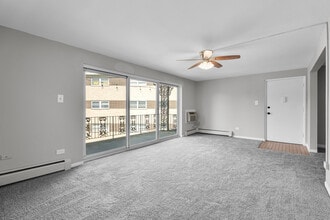 301 E Plainfield Rd in La Grange, IL - Foto de edificio - Building Photo