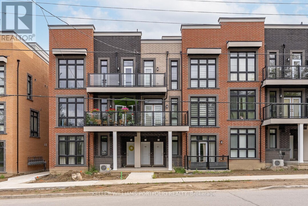 3-3 Bond Crescent in Richmond Hill, ON - Building Photo