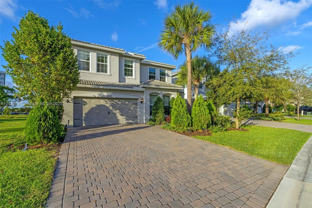 3713 Greenway Dr in Hollywood, FL - Building Photo