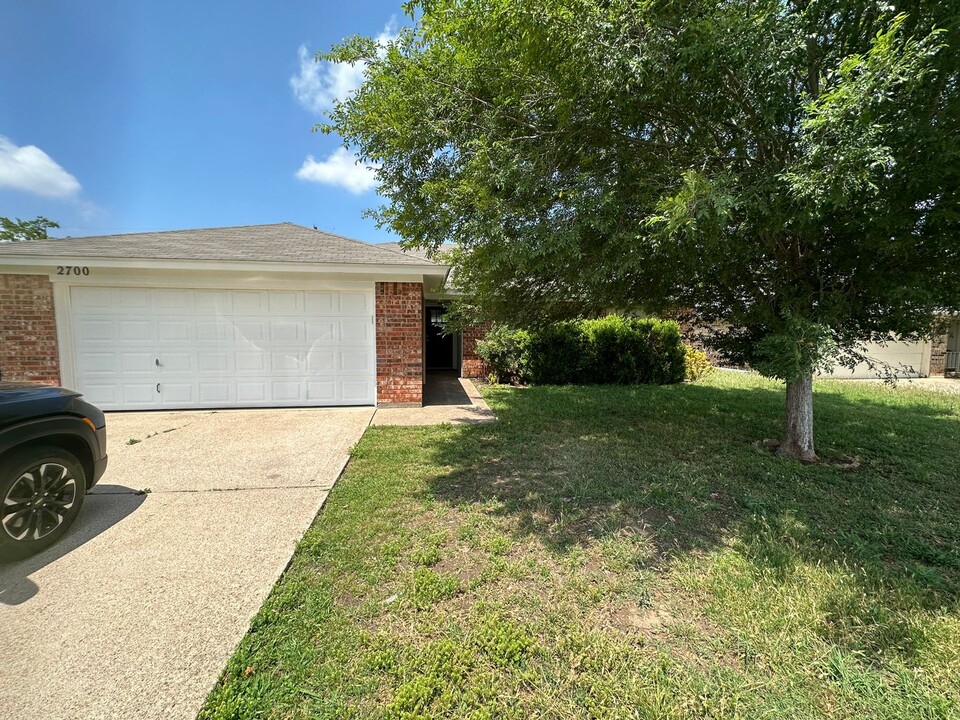 2700 Southpark Ln in Fort Worth, TX - Building Photo