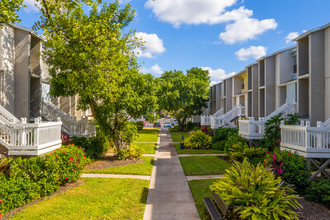 The Laurels in Ft. Myers, FL - Building Photo - Building Photo