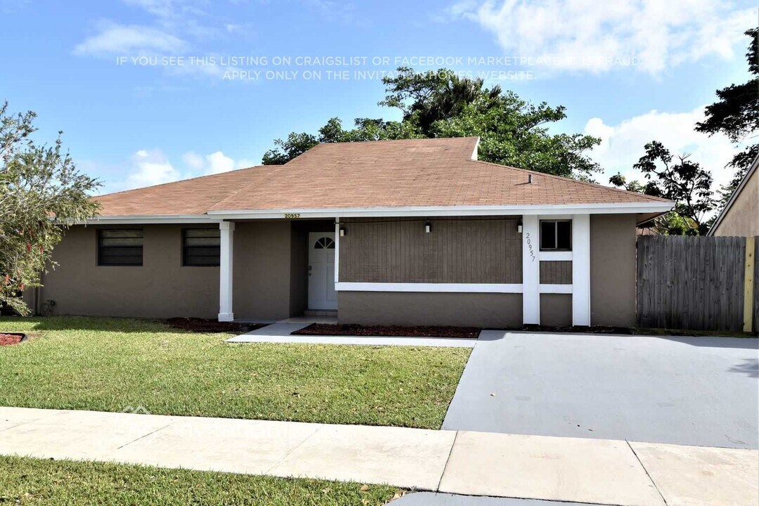 20957 SW 124th Ave Rd in Miami, FL - Building Photo