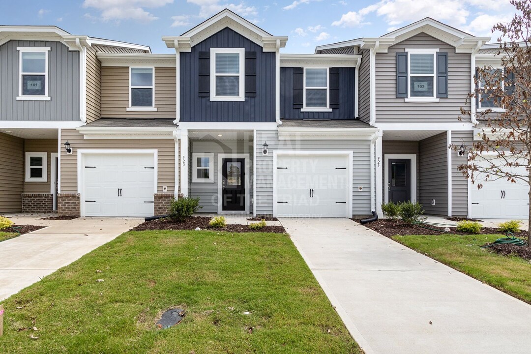 920 Rolling Flds Dr in Graham, NC - Building Photo