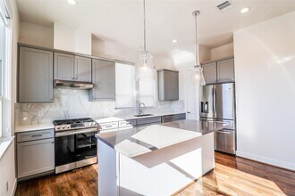 2745 Clinton Dr in Houston, TX - Building Photo - Building Photo