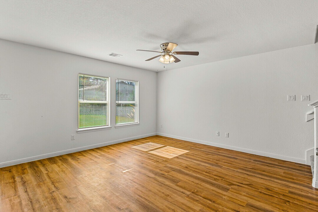 169 Iris St in Livingston, TX - Foto de edificio