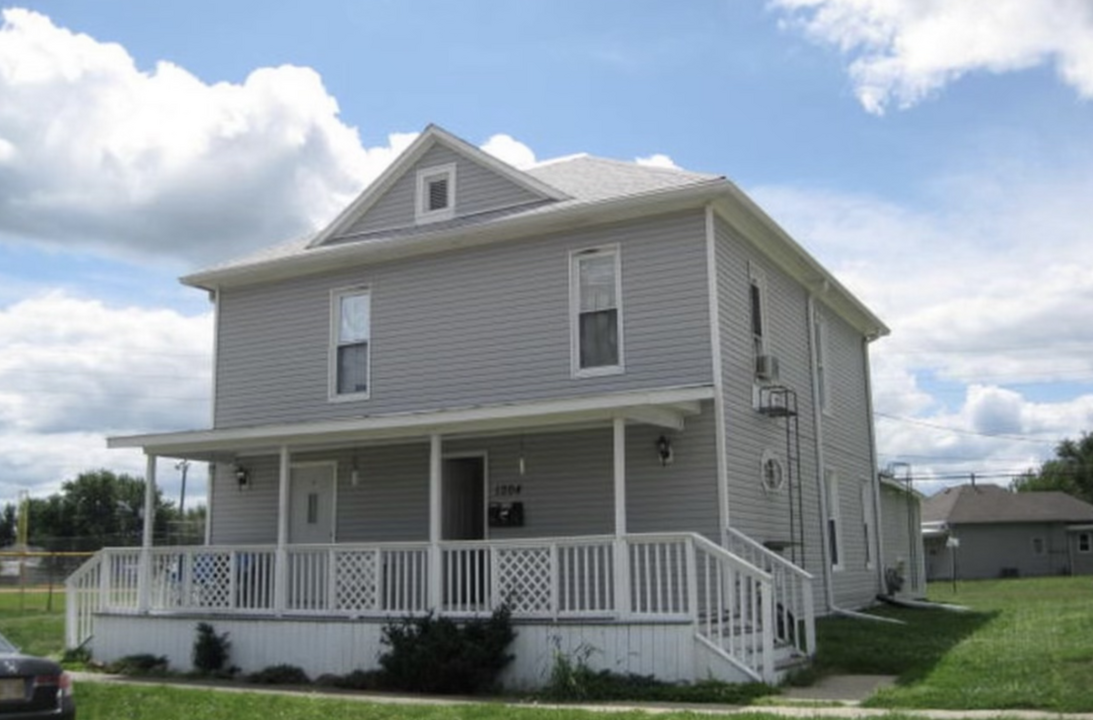 1204 Commercial Ave in Chariton, IA - Building Photo