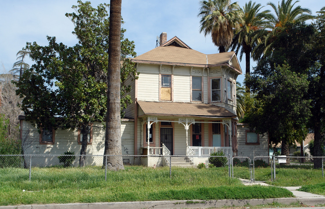 706 W 8th St in San Bernardino, CA - Building Photo