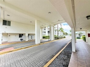 8851 NW 112th Ave in Doral, FL - Building Photo - Building Photo