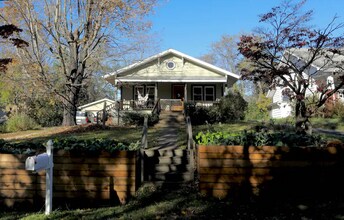 9 Unaka Ave, Unit Upstairs in Asheville, NC - Foto de edificio - Building Photo