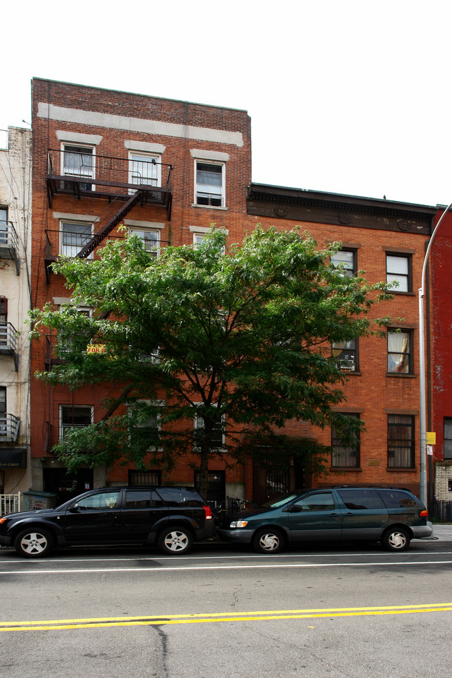 243 E Broadway in New York, NY - Foto de edificio - Building Photo