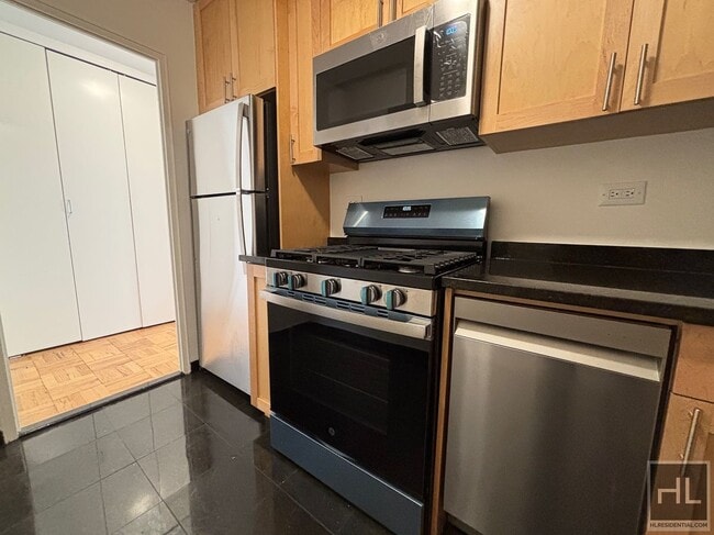 EAST 49 STREET in New York, NY - Building Photo - Building Photo