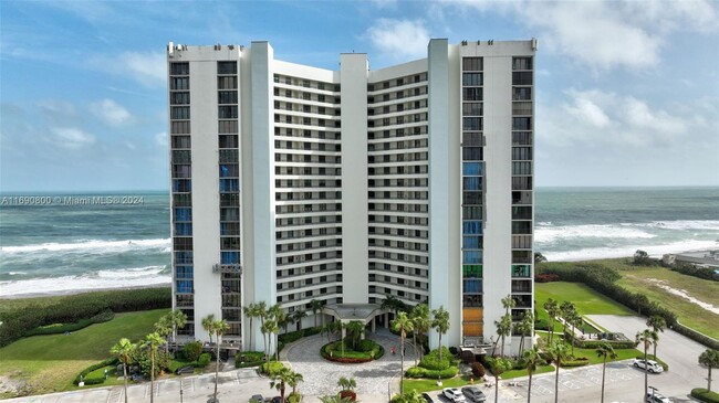 9650 S Ocean Dr in Jensen Beach, FL - Foto de edificio - Building Photo