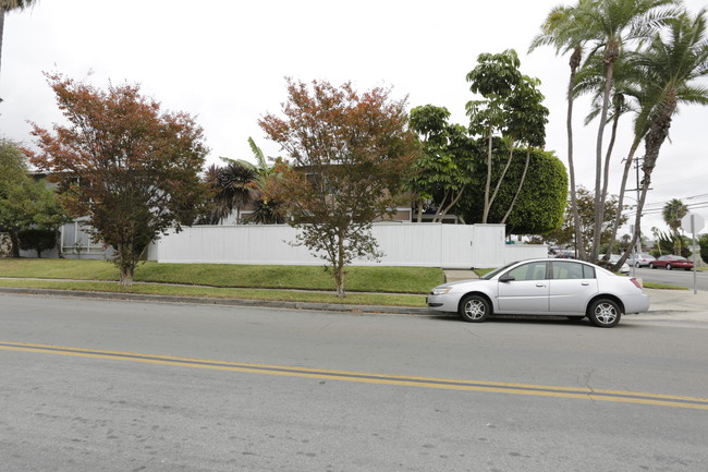 2102 Florida St in Huntington Beach, CA - Foto de edificio - Building Photo
