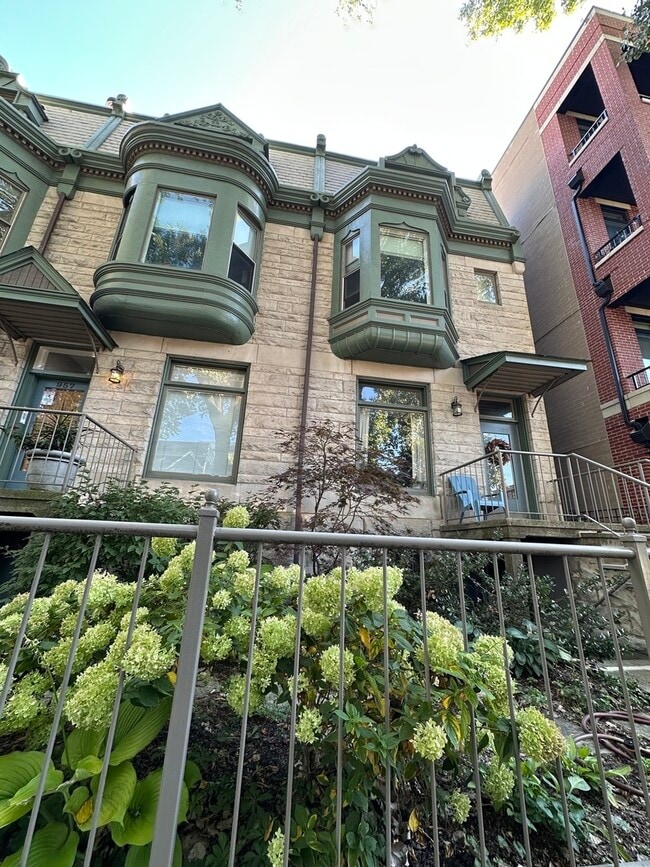 957 W Montana St in Chicago, IL - Building Photo - Building Photo