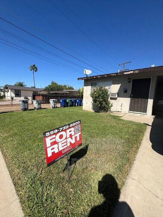 280 E Whitney Ave in Woodlake, CA - Building Photo