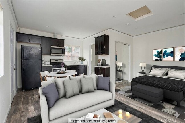 19308 Calvert St in Los Angeles, CA - Foto de edificio - Building Photo