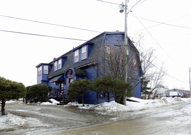37 Railroad St in Newport, ME - Foto de edificio - Building Photo