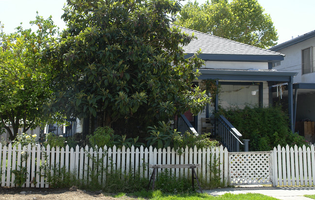 616 Jones St in Martinez, CA - Foto de edificio - Building Photo