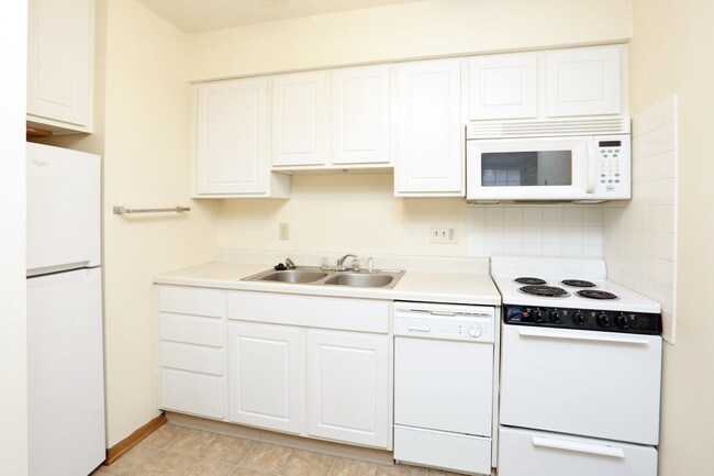 Ashworth Manor in West Des Moines, IA - Building Photo - Interior Photo