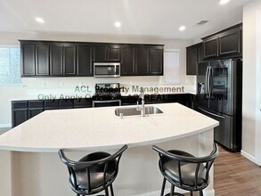 384 Baja Ct in Brentwood, CA - Building Photo - Building Photo