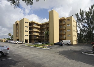 La Riviera Apartments in Hialeah, FL - Building Photo - Building Photo