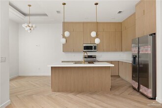 17 N Revolution St in Edinburg, TX - Building Photo - Building Photo