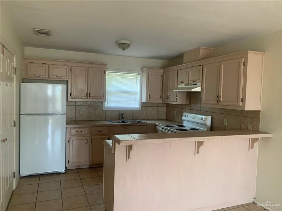 9 E Preston Ave in Pharr, TX - Building Photo