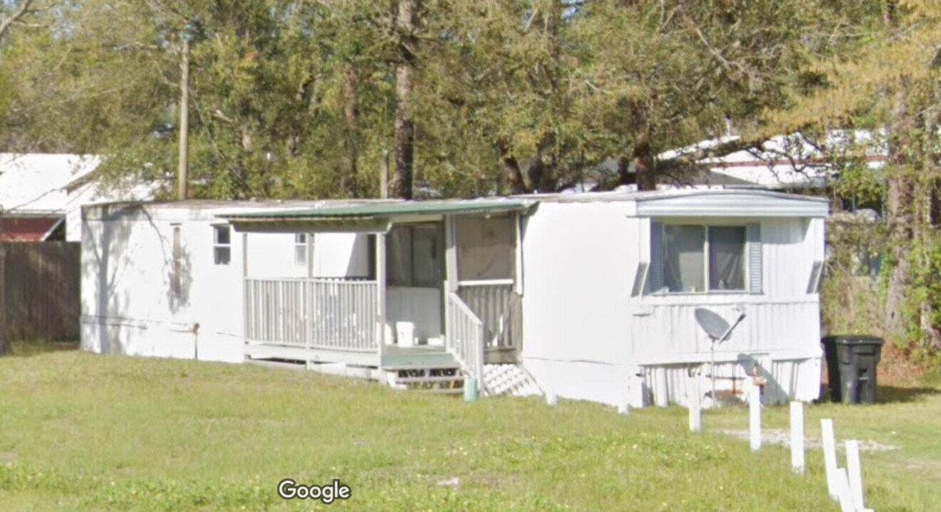 57 Black Creek Lodge Rd in Freeport, FL - Building Photo