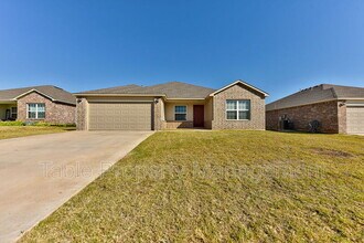 1929 West Antler Way in Mustang, OK - Building Photo - Building Photo