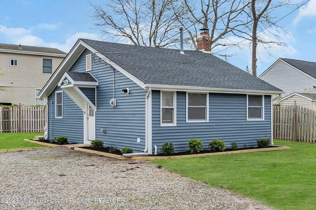 4 Pine Bluff Rd in Toms River, NJ - Building Photo