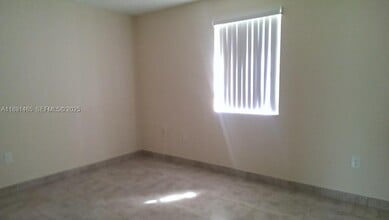 18223 Oleta Dr in North Miami Beach, FL - Foto de edificio - Building Photo