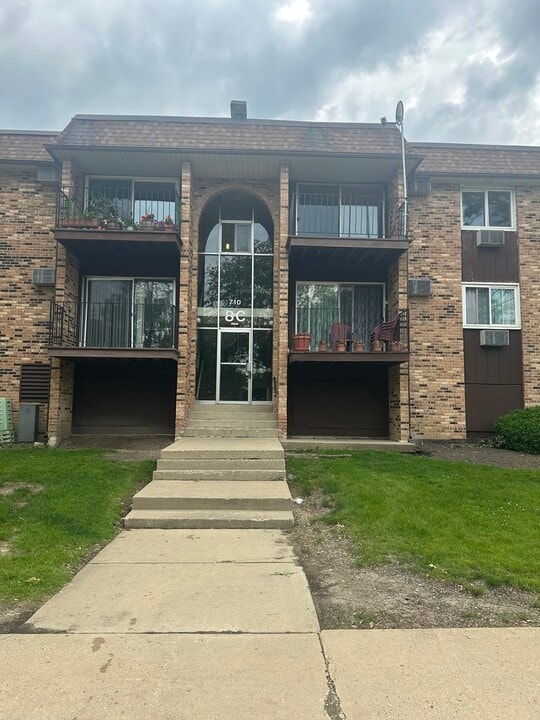 710 Hill Dr in Hoffman Estates, IL - Foto de edificio