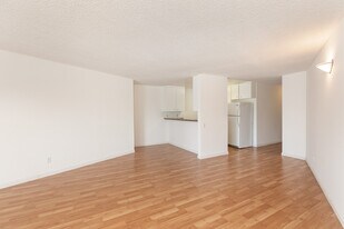 Santa Monica Mariner Village in Santa Monica, CA - Building Photo