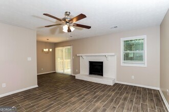 9073 Woodgreen Way in Jonesboro, GA - Foto de edificio - Building Photo