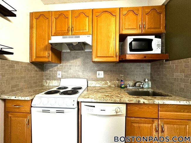 1110 Commonwealth Ave in Boston, MA - Building Photo - Building Photo