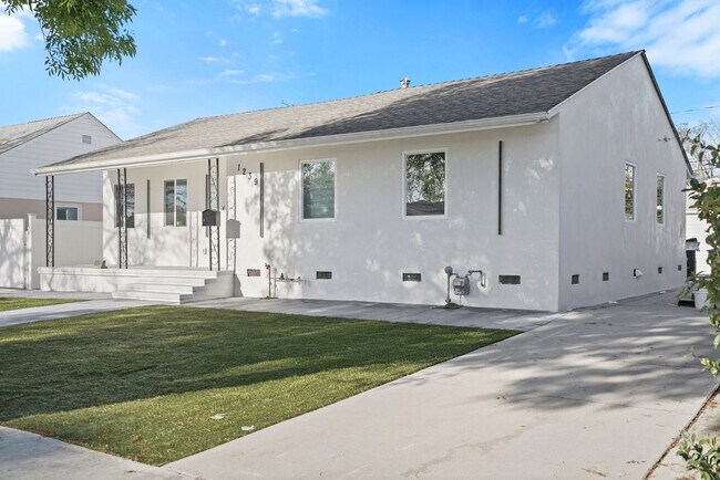1239 N Reese Pl in Burbank, CA - Building Photo - Building Photo