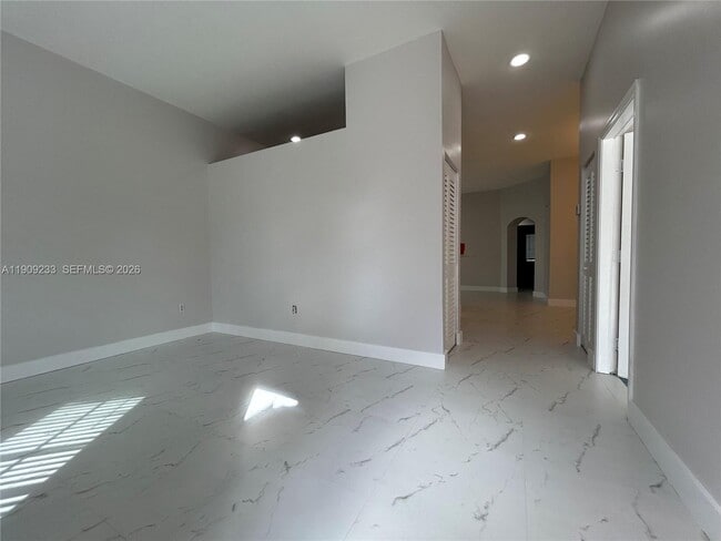 1975 NW 100th Way in Pembroke Pines, FL - Building Photo - Building Photo