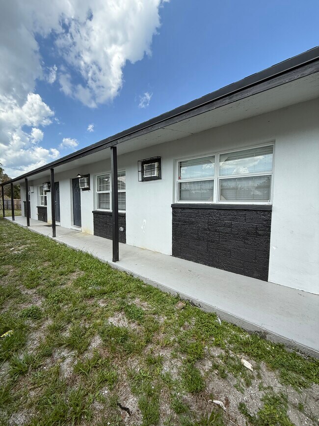 1096 W 28th St, Unit A in Riviera Beach, FL - Building Photo - Building Photo