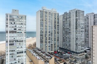 Horizion House in Chicago, IL - Building Photo